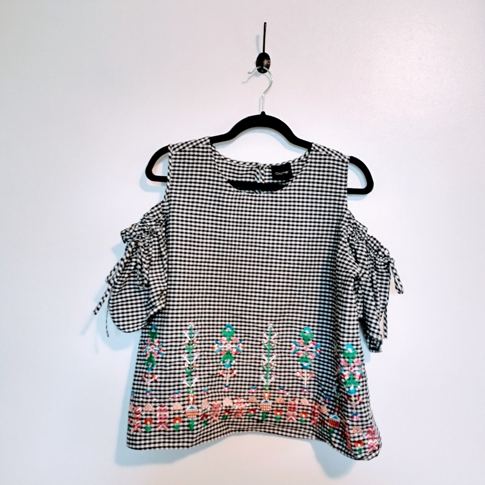 Cliche could shoulder top with floral embroidered herb, gingham print. Size tag